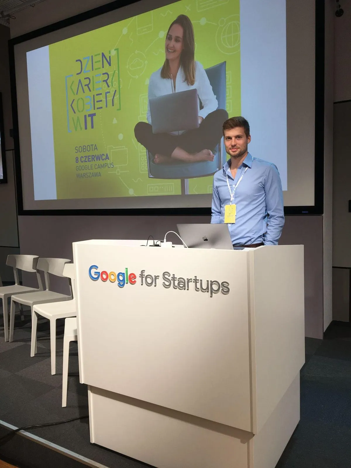 Kamil Osiecki podczas wystąpienia w Google for Startups